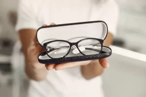 8 Merk Bingkai Kacamata Terbagus Di Indonesia