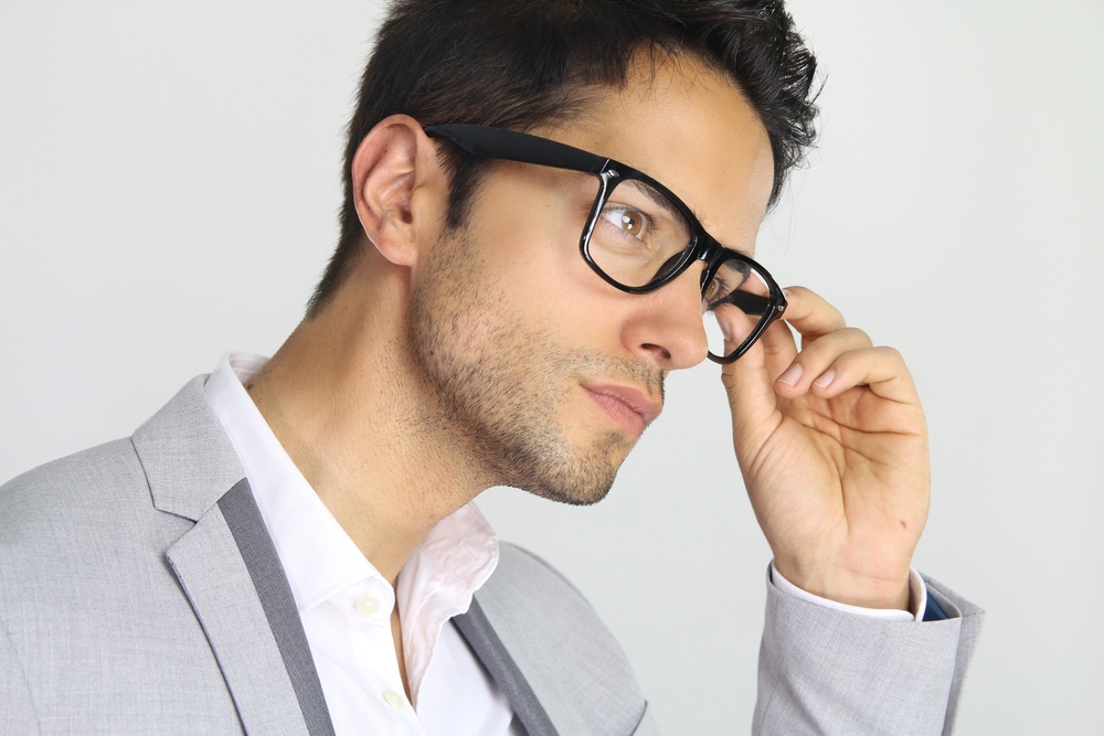 Tips Kacamata Minus Terbaik Agar Pria Tetap Bergaya