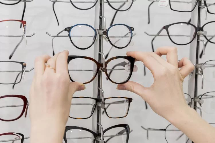 Rekomendasi Kacamata Bingkai Tipis Trendi Untuk Wajah Bulat